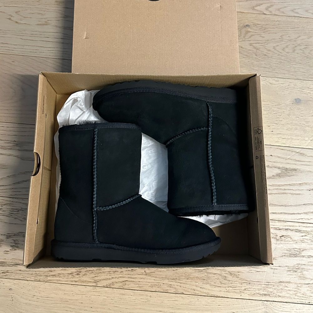 UGG Classic II Boots For Kids Size US 4 (BLACK & CHESTNUT). Worn twice, Like New - Picture 11 of 14